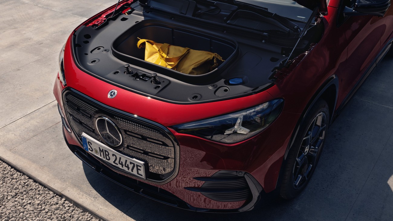 
			Blick auf die ge�ffnete Motorhaube des neuen Mercedes-Benz GLA in MANUFAKTUR patagonienrot metallic, die den Blick auf den Frunk freigibt.
		