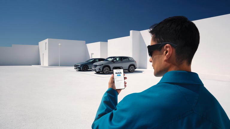 
			Ein junger Mann h�lt ein Smartphone mit der Mercedes me App vor einem wei�en, minimalistischen Hintergrund.
		