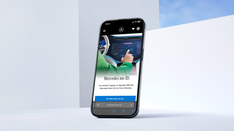 
			Auf einem Smartphone-Display wird ein Bild gezeigt, auf dem eine Person ein Fahrzeug bedient.
		