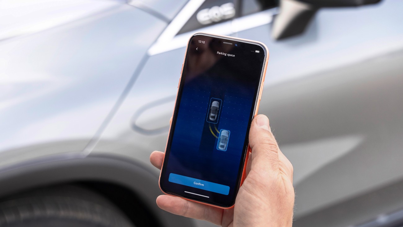 
			Nahaufnahme eines Smartphones, auf dem die Remote Park-Assistent App zu sehen ist.
		