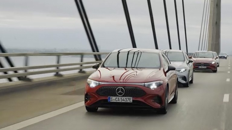 
			Drei Mercedes-Benz Fahrzeuge fahren auf einer modernen Br�cke.
		