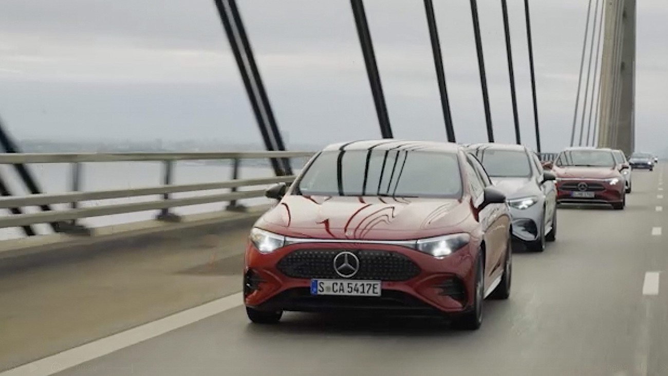 
			Drei Mercedes-Benz Fahrzeuge fahren auf einer modernen Br�cke.
		