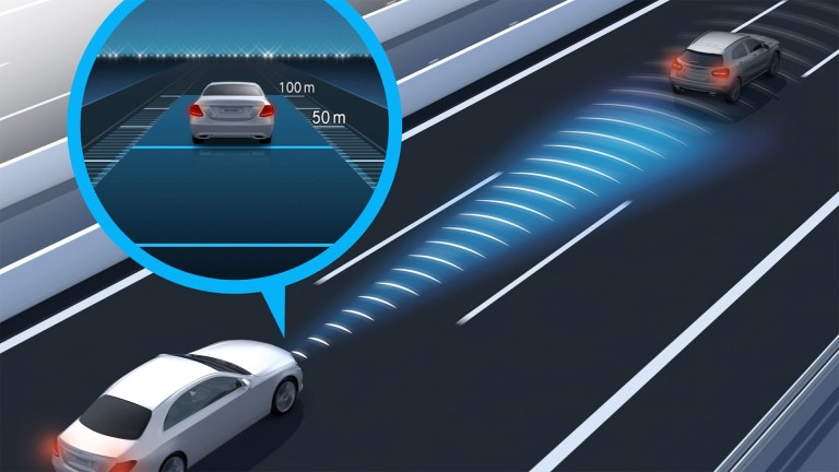 
			Grafische Darstellung eines wei�en Fahrzeugs auf einer Autobahn mit blauem Abstandssymbol und Entfernungsanzeige zu vorausfahrenden Fahrzeugen.
		