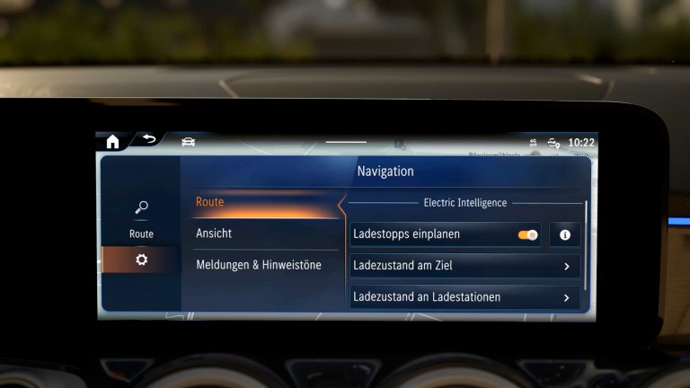 
			Navigationssystem-Display mit Einstellungen im Fahrzeug zeigt die Men�auswahl f�r Electric Intelligence, die Funktion Ladestopps einplanen ist aktiviert.
		