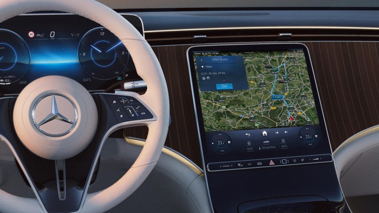 
			Blick auf den Zentralbildschirm eines Mercedes-Benz Fahrzeugs, auf dem eine Routenf�hrung abgebildet ist.
		