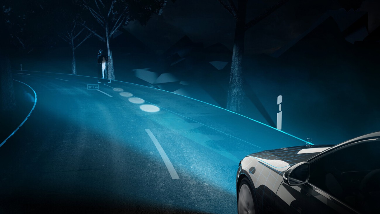 
			Blick auf eine Fahrbahn bei Nacht, auf der ein Mercedes-Benz Fahrzeug f�hrt, das das optionale Digitale Extra DIGITAL LIGHT mit Projektionsfunktion nutzt. Auf der Fahrbahn vor dem Fahrzeug registriert das System einen Fu�g�nger und weist den Fahrenden mit Projektionen darauf hin.
		