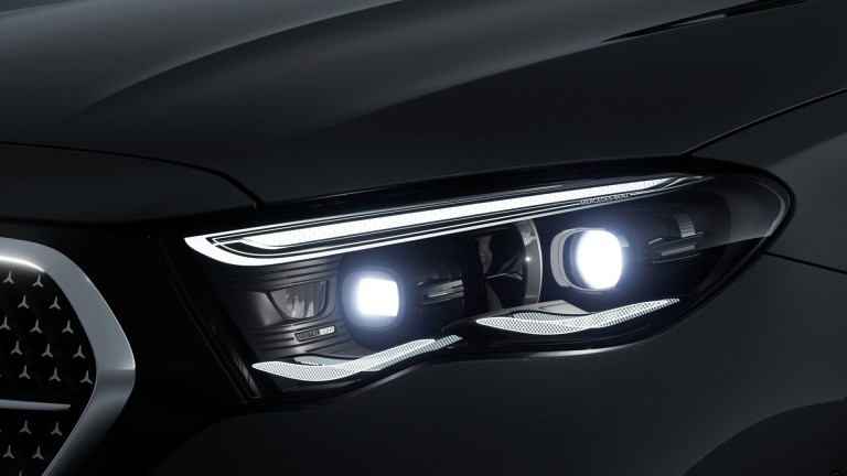 
			Nahaufnahme des linken Scheinwerfers eines Mercedes-Benz Fahrzeugs, in dem die Sonderausstattung DIGITAL LIGHT verbaut ist.
		