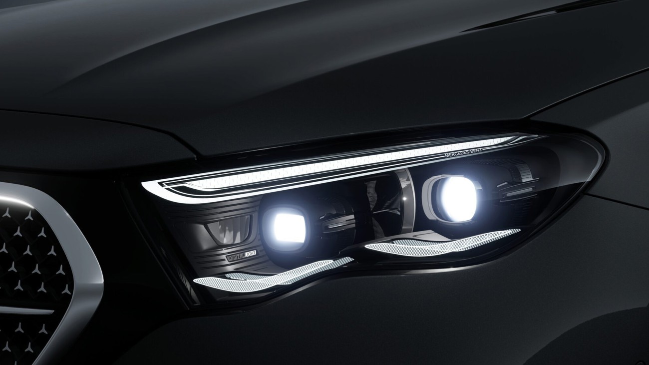 
			Nahaufnahme des linken Scheinwerfers eines Mercedes-Benz Fahrzeugs, in dem die Sonderausstattung DIGITAL LIGHT verbaut ist.
		
