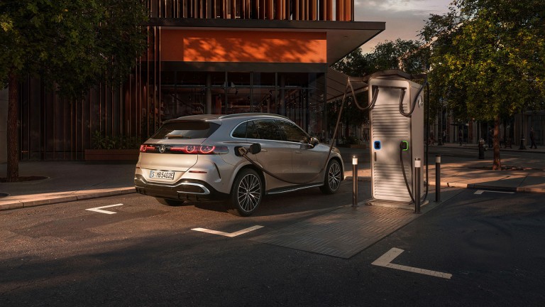 
			Ein silberner elektrischer GLC l�dt an einer �ffentlichen Lades�ule vor einem Geb�ude. GLC 400 4MATIC mit EQ Technologie | Energieverbrauch kombiniert: 18,9&ndash;14,9 kWh/100 km | CO2-Emissionen kombiniert: 0 g/km | CO2-Klasse: A. Die angegebenen Werte wurden nach dem vorgeschriebenen Messverfahren WLTP (Worldwide harmonized Light-duty vehicles Test Procedures) ermittelt. Der Energieverbrauch und die CO2-Emissionen eines Pkw h�ngen nicht nur von der effizienten Nutzung des Kraftstoffs oder des jeweiligen Energietr�gers durch das Auto ab, sondern auch von der Fahrweise und anderen nicht-technischen Faktoren.
		