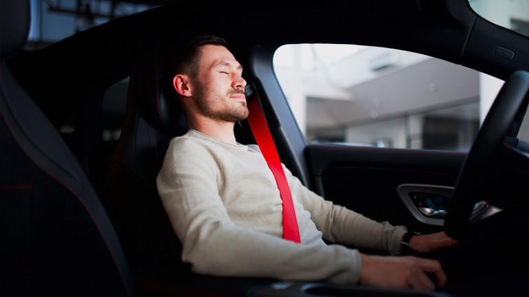 
			Felix B�llmann, Customer Onboarding f�r Digitale Extras bei Mercedes-Benz, sitzt bei einer kleinen Pause mit angelegtem Gurt und geschlossenen Augen zur�ckgelehnt auf dem Fahrersitz eines geparkten elektrischen Mercedes-Benz CLA.
		