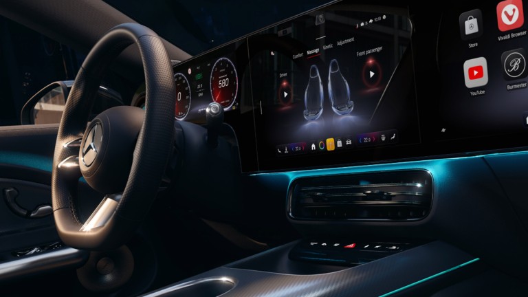 
			Blick vom Beifahrersitz auf den optionalen MBUX Superscreen. Auf dem Zentralbildschirm sind die Auswahl der Massagefunktion und die beiden Vordersitze abgebildet.
		