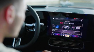 
Blick auf den Zentralbildschirm eines Mercedes-Benz CLA, auf dem die �bersicht der Digitalen Extras zu sehen ist.

