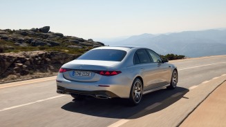 
Die neue S-Klasse in Hightechsilber metallic f�hrt auf einer Bergstra�e. Das Fahrzeug ist aus einer schr�gen Heckperspektive zu sehen, mit schlanken R�ckleuchten und flie�ender Linienf�hrung vor einer weiten Berglandschaft.
