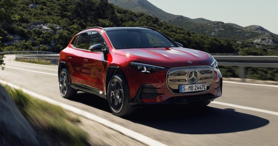 
					  Der neue elektrische Mercedes-Benz GLA in der Farbe MANUFAKTUR patagonienrot metallic auf einer kurvenreichen Landstra�e in einer bergigen Landschaft. Das Fahrzeug ist aus der Front- und Seitenperspektive zu sehen und f�hrt aus einer Linkskurve. Im Hintergrund sind dicht bewachsene H�gel zu sehen.
					  