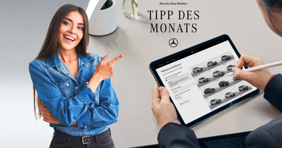 
					  Eine br�nette Frau auf der linken Seite deutet mit dem Zeigefinger in die andere Bildh�lfte. Dort ist eine Person zu sehen, die auf einem Tablet den Fahrzeugkonfigurator von Mercedes-Benz Members ge�ffnet und einen Tablet Stift in der Hand h�lt.
					  