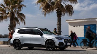 
Ein elektrischer GLB in hightechsilber metallic steht an einer von Palmen ges�umten Strandpromenade, Menschen auf Fahrr�dern fahren und Fu�g�ngerinnen und Fu�g�nger gehen am Fahrzeug vorbei.
