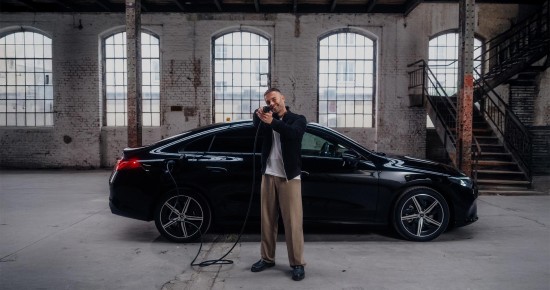 
					  Christopher Hartung steht neben einem elektrischen CLA von Mercedes-Benz in nachtschwarz uni. In der Hand h�lt er das andere Ende des in das Fahrzeug eingesteckten Ladekabels und zielt spielerisch mit dem Stecker in die Kamera.
					  