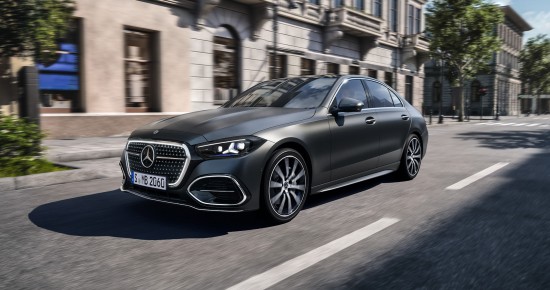 
					  Die neue Mercedes-Benz C-Klasse Limousine mit sportlich-eleganter Silhouette und neu gestalteter Front in der Farbe MANUFAKTUR graphitgrau magno f�hrt durch eine innerst�dtische Stra�e.
					  