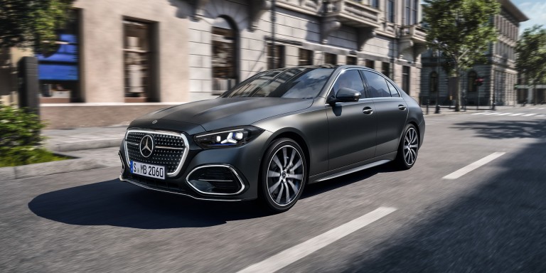 
				Die neue Mercedes-Benz C-Klasse Limousine mit sportlich-eleganter Silhouette und neu gestalteter Front in der Farbe MANUFAKTUR graphitgrau magno f�hrt durch eine innerst�dtische Stra�e.
				