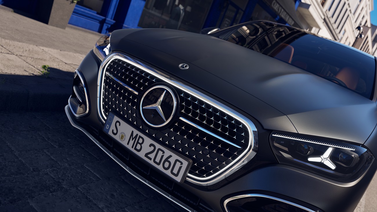 
			Detailansicht der Front der neuen Mercedes-Benz C-Klasse in der Farbe MANUFAKTUR graphitgrau magno mit gro�em Mercedes Stern, K�hlergrill mit beleuchteter Kontur und neu gestalteten LED-Scheinwerfern.
		