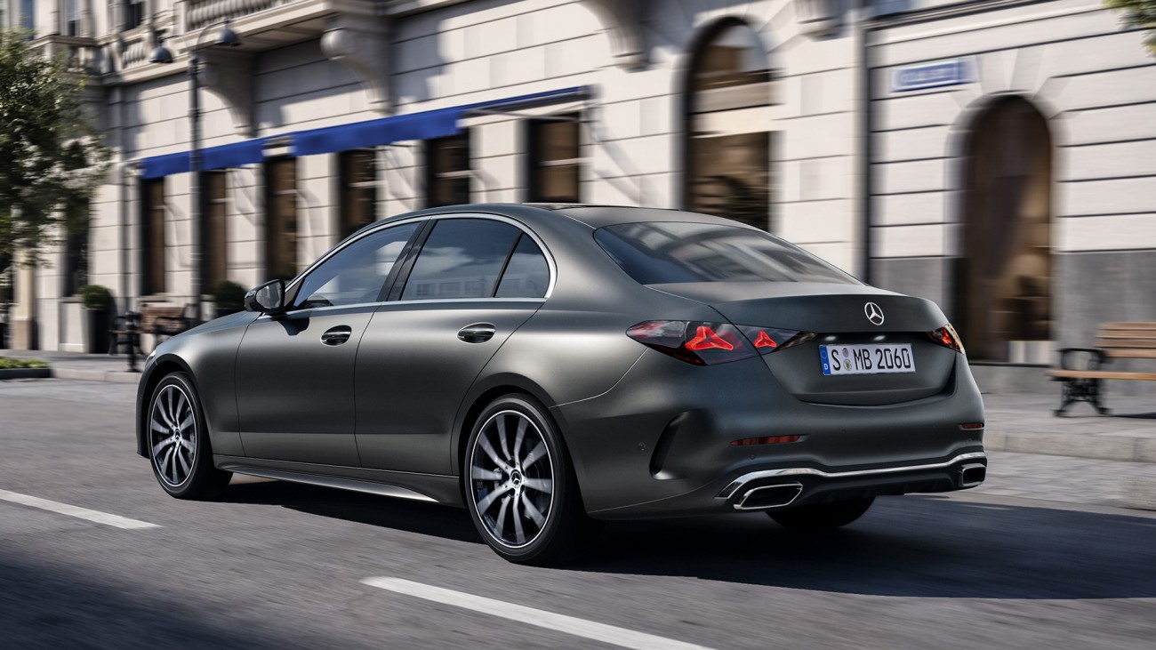 
			Heckansicht der neuen Mercedes-Benz C-Klasse Limousine in der Farbe MANUFAKTUR graphitgrau magno w�hrend der Fahrt. Die neu gestalteten Heckleuchten greifen den Mercedes Stern als Gestaltungselement auf.
		