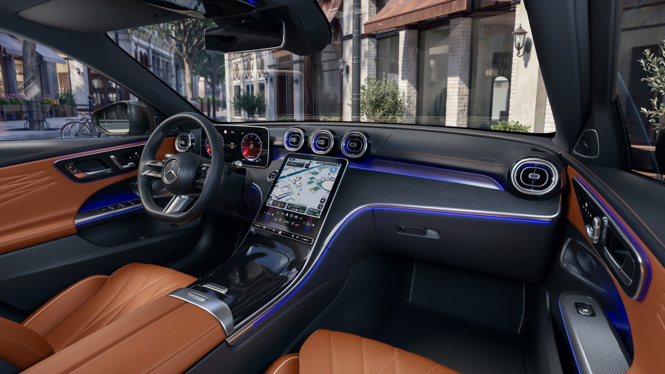 
			Blick in den Innenraum der neuen Mercedes-Benz C-Klasse mit hochwertigen Sitzen, Multifunktionslenkrad, digitalem Kombiinstrument und gro�em Zentraldisplay. Blaue Ambientebeleuchtung verl�uft entlang der Instrumententafel und der T�ren.
		