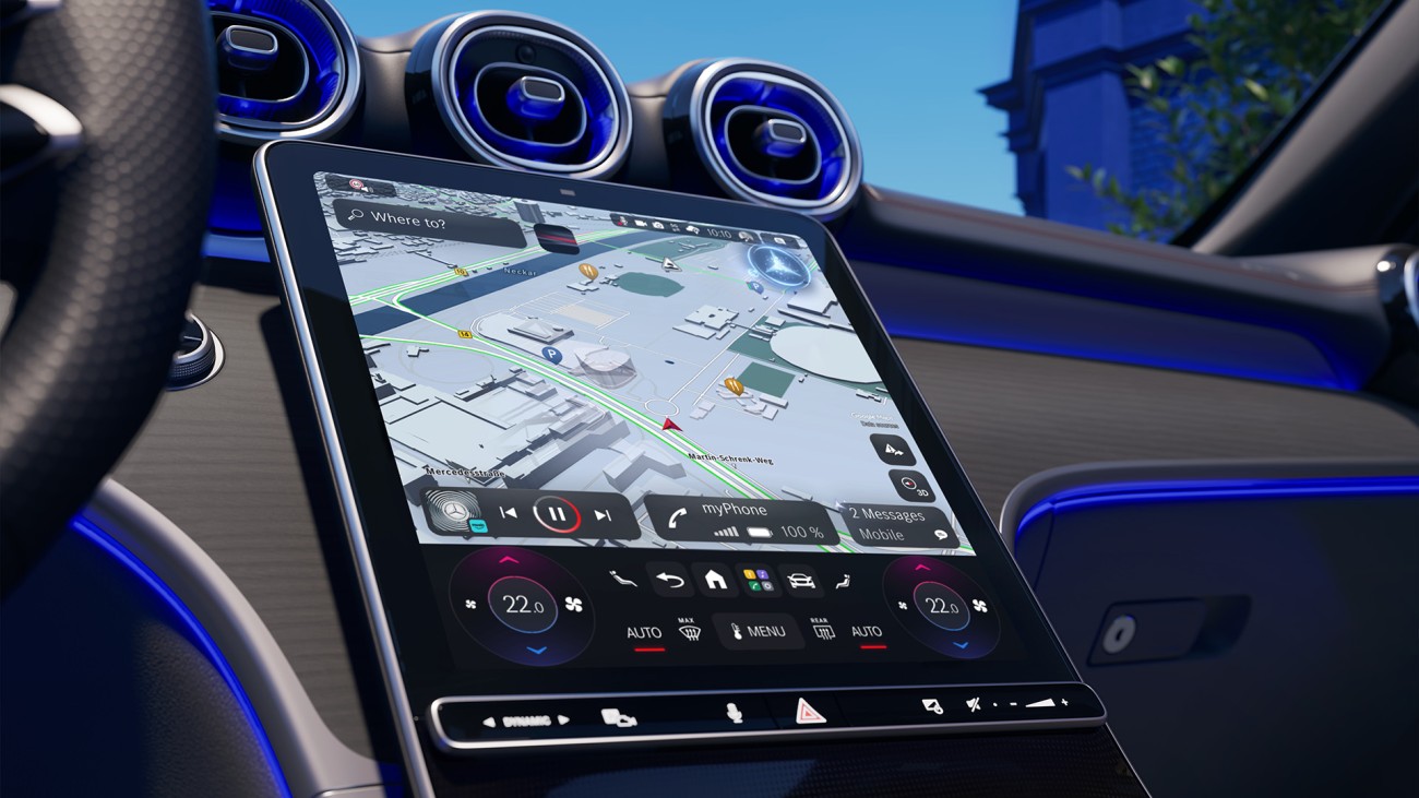 
			Nahaufnahme des Zentraldisplays der neuen Mercedes-Benz C-Klasse mit ge�ffneter Navigation. Auf dem Bildschirm sind eine dreidimensionale Kartenansicht sowie Bedienfelder f�r Medien, Telefon und Klimatisierung zu sehen.
		