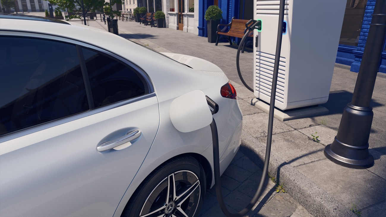 
			Eine Mercedes-Benz C-Klasse Limousine in der Farbe MANUFAKTUR opalithwei� bright steht an einer �ffentlichen Lades�ule. Ein Ladekabel ist mit dem Ladeanschluss des Plug-in-Hybridmodells verbunden.
		