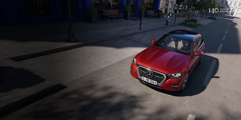 
					Das neue Mercedes-Benz C-Klasse T-Modell in der Farbe MANUFAKTUR patagonienrot metallic f�hrt durch eine innerst�dtische Stra�e. In der rechten oberen Ecke ist das 140 Years of Innovation Logo zu sehen.
				 