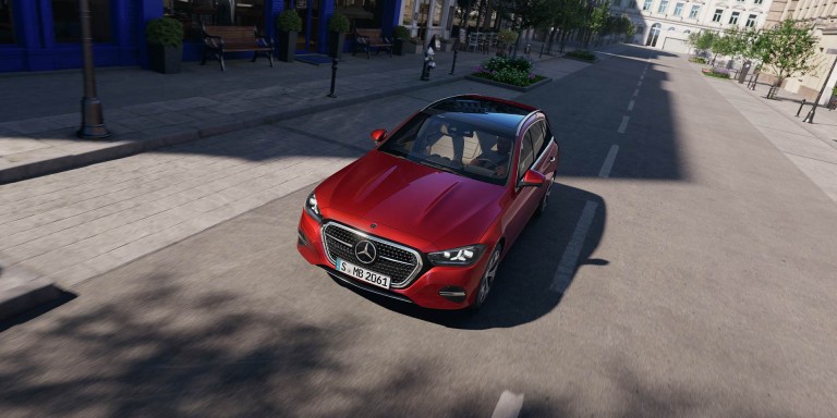 
				Das neue Mercedes-Benz C-Klasse T-Modell in der Farbe MANUFAKTUR patagonienrot metallic f�hrt durch eine innerst�dtische Stra�e.
				