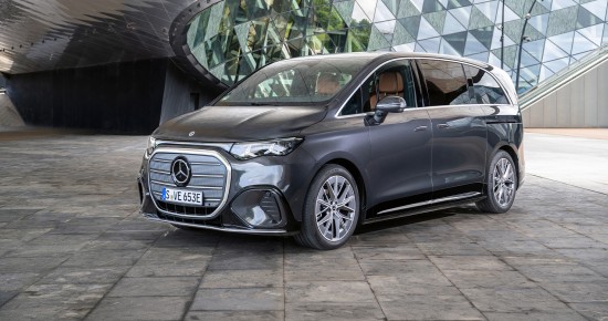 
					  Der neue Mercedes-Benz VLE in graphite grey metallic, schr�g von vorne vor einem modernen Geb�ude mit gro�fl�chiger Glasfassade. Zu sehen sind die Front mit ikonischem K�hlergrill, die seitliche Silhouette mit gro�en Fensterfl�chen sowie die Leichtmetallr�der.
					  