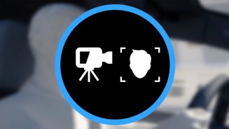 
Piktogramm mit Kamera- und Gesichtssymbol in einem blauen Kreis, das die Fahrerbeobachtungsfunktion darstellt.
