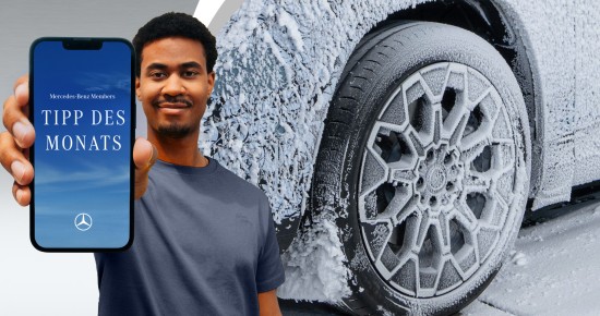 
					  Ein Mann in einem graublauen T-Shirt h�lt ein Smartphone neben seinem Kopf, auf dem die Aufschrift &bdquo;Mercedes-Benz Members Tipp des Monats&ldquo; auf einem blauen Wolkenhimmel abgebildet ist. Rechts daneben ist eine Nahaufnahme eines stark vereisten Winterreifens zu sehen.
					  