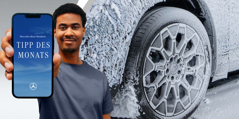
				Ein Mann in einem graublauen T-Shirt h�lt ein Smartphone neben seinem Kopf, auf dem die Aufschrift &bdquo;Mercedes-Benz Members Tipp des Monats&ldquo; auf einem blauen Wolkenhimmel abgebildet ist. Rechts daneben ist eine Nahaufnahme eines stark vereisten Winterreifens zu sehen.
				