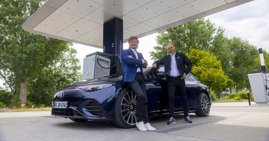 
					  Michael�Weiss, Technischer Leiter Entwicklung Electric Drive (links), und�Mercedes-Benz Members�Produkttrainer Christoph Geissler (rechts) stehen an einer Lades�ule, an der ein EQS in nautikblau metallic parkt. Michael Weiss hat die Arme l�cheln vor der Brust verschr�nkt, Christoph Geissler st�tzt sich mit dem rechten Arm am Fahrzeug ab und l�chelt ebenfalls in die Kamera.
					  