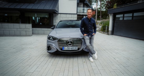 
					  Moderator und YouTuber Matthias Malmedie lehnt vorne links an der Motorhaube einer neuen elektrischen C-Klasse in lavender silver metallic vor einem Wohnhaus und einer Garage in Helsinki, Finnland.
					  