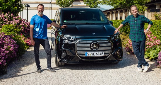 
					  Matthias Malmedie und Benjamin Kaehler, Chefentwickler von Mercedes-Benz Vans, stehen zu beiden Seiten des VLE und legen jeweils eine Hand auf die Motorhaube. Das Fahrzeug ist von vorn zu sehen und steht auf einem Kiesweg zwischen bl�henden Beeten. Im Hintergrund sind B�ume und ein Geb�ude zu erkennen.
					  