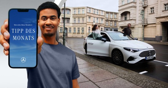 
					  Ein Mann in einem graublauen T-Shirt h�lt ein Smartphone neben seinem Kopf, auf dem die Aufschrift &bdquo;Mercedes-Benz Members Tipp des Monats&ldquo; auf einem blauen Wolkenhimmel abgebildet ist. Rechts daneben ist ein wei�er elektrischer CLA zu sehen, in den gerade ein Mann an der Fahrer- und eine Frau an der Beifahrerseite einsteigen. 
					  