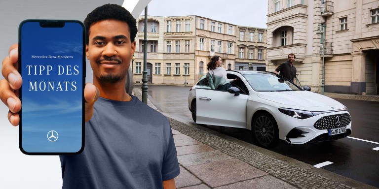 
				Ein Mann in einem graublauen T-Shirt h�lt ein Smartphone neben seinem Kopf, auf dem die Aufschrift &bdquo;Mercedes-Benz Members Tipp des Monats&ldquo; auf einem blauen Wolkenhimmel abgebildet ist. Rechts daneben ist ein wei�er elektrischer CLA zu sehen, in den gerade ein Mann an der Fahrer- und eine Frau an der Beifahrerseite einsteigen. 
				