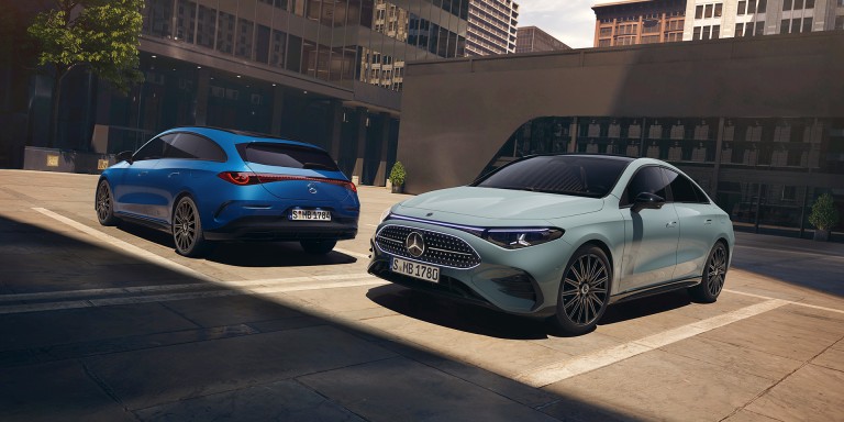 
				Der hybride Mercedes-Benz CLA in aquamint uni und der hybride CLA Shooting Brake in klarblau metallic mit 48-Volt-Technologie vor moderner Stadtkulisse.
				