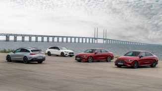 
2 CLA Shooting Brake in Hightechsilber metallic und Polarwei� uni und 2 CLA Limousinen in MANUFAKTUR patagonienrot metallic stehen auf einer Betonfl�che. Im Hintergrund sind ein gr��eres Gew�sser und eine Br�cke zu sehen. Der Himmel ist bew�lkt.)
