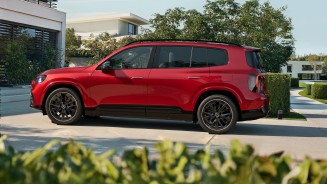 
Der neue GLB mit Hybrid-Technologie in MANUFAKTUR patagonienrot metallic steht geparkt in einer Einfahrt. Das Fahrzeug ist aus einer Seitenperspektive zu sehen. Im Hintergrund stehen auf der linken Seite moderne H�user, direkt hinter dem Fahrzeug sind eine Hecke und B�ume zu sehen.
