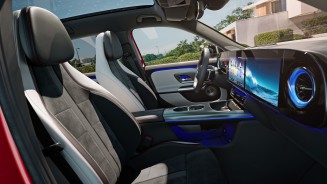 
Das Bild zeigt das Cockpit und die Frontsitze des neuen GLB mit Hybrid-Technologie aus der Sicht durch die ge�ffnete Beifahrert�r. Auf der rechten Seite ist das Armaturenbrett zu sehen, �ber dessen gesamte Breite der Superscreen mit drei nebeneinander angeordneten Displays verl�uft. Auf der linken Seite sind die Ledersportsitze mit dynamischem Muster zu sehen, im Zentrum des Bildes die Mittelkonsole. Das Interieur ist in Schwarz und Hellgrau gehalten mit blauen Lichtakzenten entlang des Superscreens und der Mittelkonsole.
