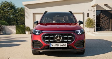 
					  Der neue GLB mit Hybrid-Technologie in MANUFAKTUR patagonienrot metallic steht vor einer beigefarbenen Garage in einer Einfahrt. Das Fahrzeug ist frontal zu sehen. Im Hintergrund sind B�ume und ein Hauseingang.
					  
