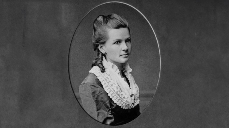 
			Schwarz-Wei�-Aufnahme von Bertha Benz vor einem dunkelgrauen Hintergrund, Quelle: Mercedes-Benz Classic.
		