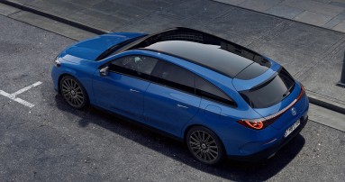 
					  Ein Mercedes-Benz CLA Shooting Brake in spektralblau metallic steht am rechten Fahrbahnrand einer asphaltierten Stra�e. Das Fahrzeug ist aus erh�hter Perspektive schr�g von hinten links zu sehen. Im Fokus stehen das dunkle Panoramadach, die schmalen Heckleuchten und die sportlich abfallende Dachlinie.
					  