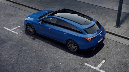 
					  Ein Mercedes-Benz CLA Shooting Brake in spektralblau metallic steht am rechten Fahrbahnrand einer asphaltierten Stra�e. Das Fahrzeug ist aus erh�hter Perspektive schr�g von hinten links zu sehen. Im Fokus stehen das dunkle Panoramadach, die schmalen Heckleuchten und die sportlich abfallende Dachlinie.
					  