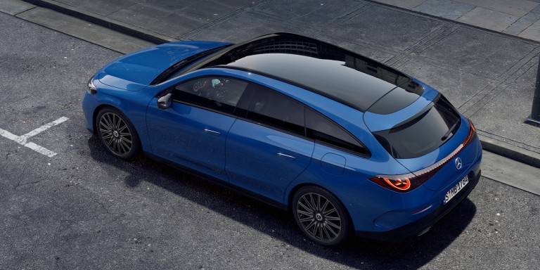 
				Ein Mercedes-Benz CLA Shooting Brake in spektralblau metallic steht am rechten Fahrbahnrand einer asphaltierten Stra�e. Das Fahrzeug ist aus erh�hter Perspektive schr�g von hinten links zu sehen. Im Fokus stehen das dunkle Panoramadach, die schmalen Heckleuchten und die sportlich abfallende Dachlinie.
				