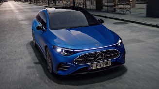 
Ein Mercedes-Benz CLA Shooting Brake in der farbe spektralblau metallic f�hrt auf einer leeren Stadtstra�e, frontal leicht von oben gesehen. Die LED-Scheinwerfer leuchten, und der Blick f�llt auf die markante Front mit Mercedes-Benz Pattern.
