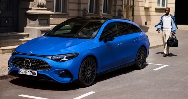 
					  Ein CLA Shooting Brake klarblau metallic parkt an einer Stra�e. Die Ansicht zeigt das Fahrzeug aus schr�ger Perspektive von vorne. Ins Auge fallen die klar gezeichnete Frontpartie, die schmalen LED-Leuchten und das dunkle Panoramadach. Ein Mann mit einer Tasche geht von hinten auf das Fahrzeug zu.
					  